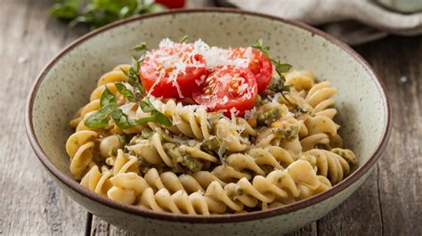 Plato de pasta de espelta con verduras