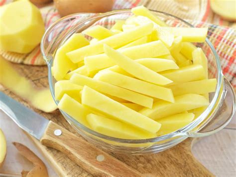 Patatas cortadas en bastones listas para freír