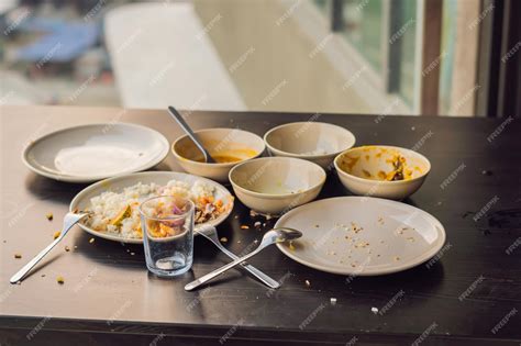 Mesa con migas después de una comida