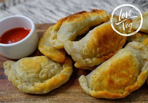 Empanadillas brasileñas servidas con kétchup