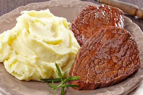 Plato de puré de patatas servido con carne
