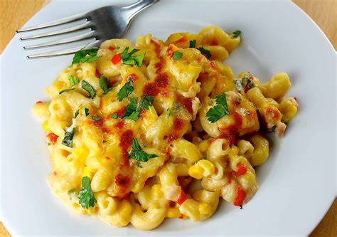 Macarrones con queso y verduras listos para servir