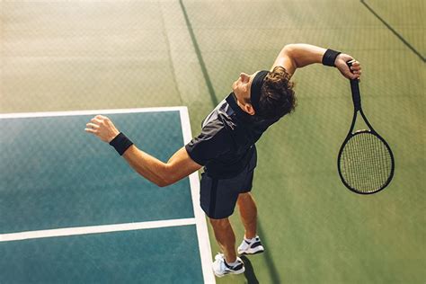 Fotografía de Emilio Quesada practicando tenis en su juventud