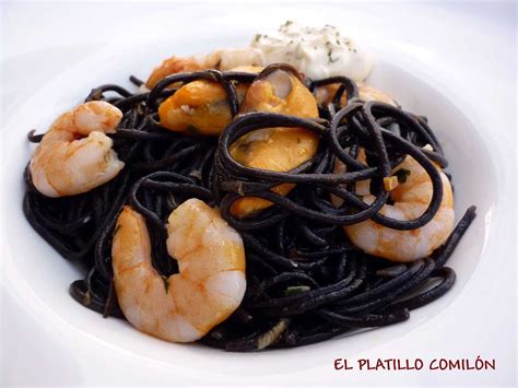 Espaguetis negros con tinta de calamar y gambas