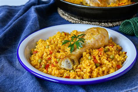Arroz con pollo servido con limón