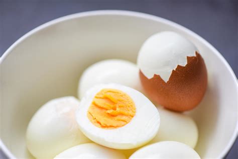 Huevos cocidos en un bol