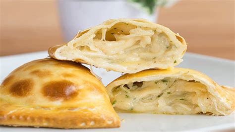 Infografía con los ingredientes para empanadas de queso y cebolla