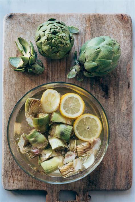 Alcachofas cortadas en agua con limón