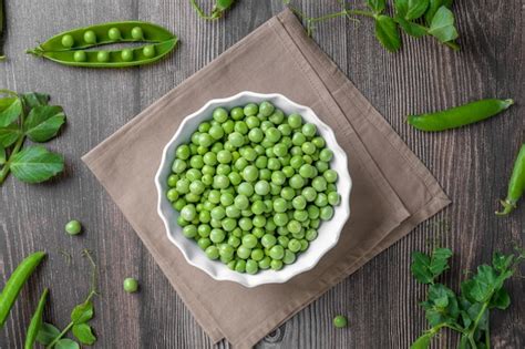 Guisantes frescos en un bol