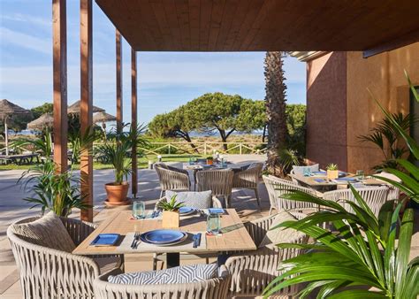 Terraza del restaurante Arrozante con vistas al mar en Conil de la Frontera