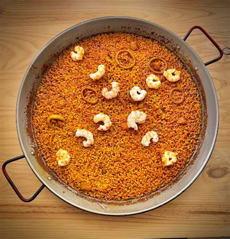 Selección de paellas y arroces servidos en Arrozante