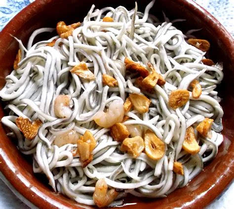 Plato de alcachofas con gambas y gulas