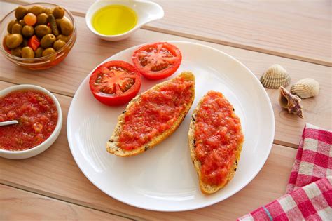 Tostada de pan con tomate rallado y aceite de oliva