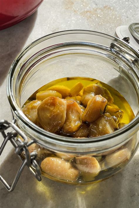 Frasco de ajos confitados en aceite con hierbas