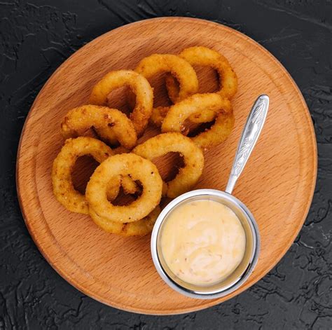 Plato servido de ajos fritos crujientes