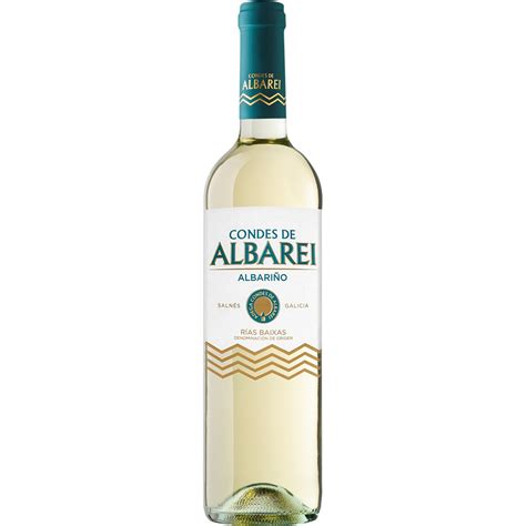 Botella de vino blanco Albariño y copa junto a un plato de pescado