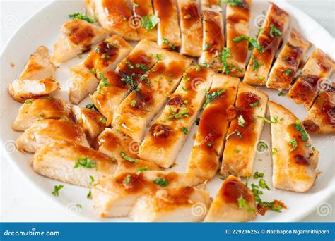 Pechuga de pollo cocida y cortada en finas lonchas