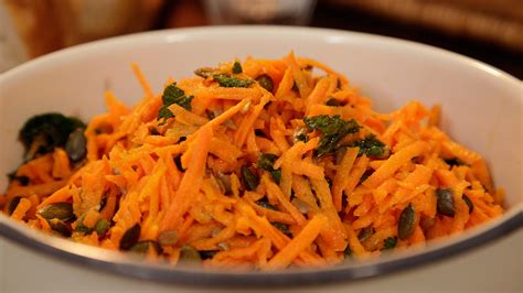 Plato de ensalada con zanahoria rallada