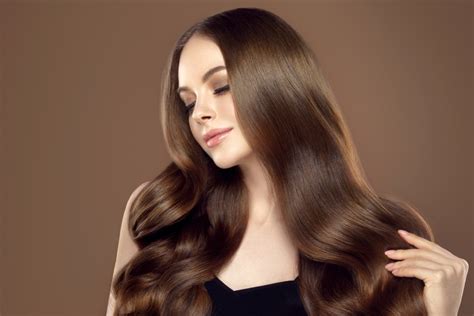 Cabello brillante y saludable después de aplicar mascarilla de mayonesa