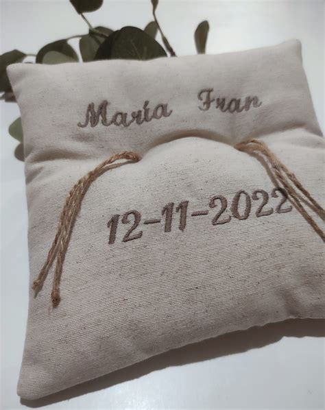 Cojín de IKEA con bordados de hortalizas