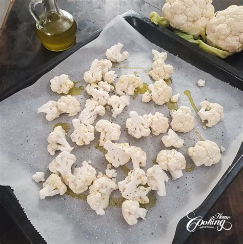 Coliflor asándose en el horno hasta dorarse