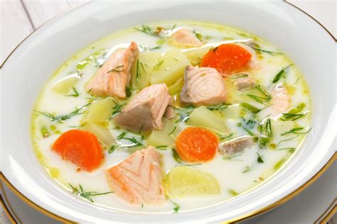 Plato servido de sopa de salmón