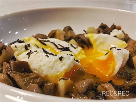 Plato terminado de huevos rotos con setas