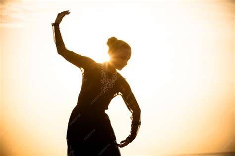 Mujer bailando al amanecer