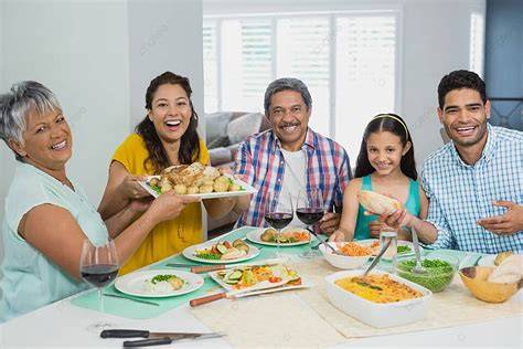 Familia compartiendo una comida