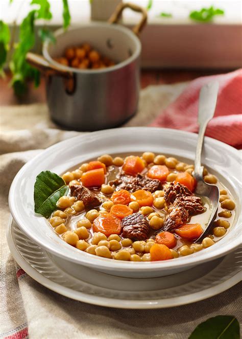 Plato de estofado de ternera con espinacas y garbanzos