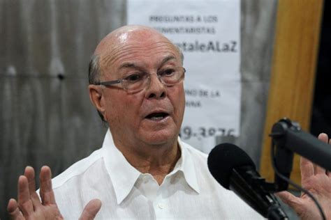 Hipólito Mejía hablando en un discurso