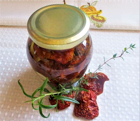 Tarros de tomates secos en aceite de oliva listos para conservar