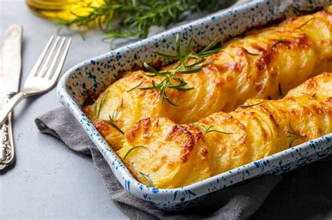 Patatas gratinadas al horno con queso