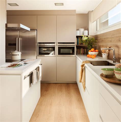 Diseño de cocinas modernas con electrodomésticos de acero inoxidable
