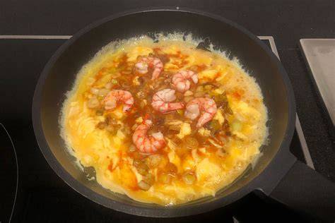 Fotografía de los ingredientes principales: bacalao, gulas, gambas y ajos