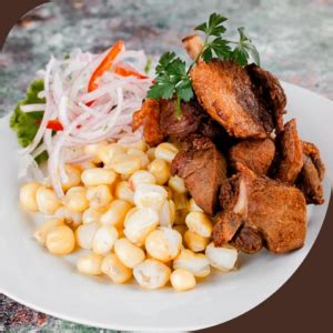 Plato de chicharrón prensado servido con acompañamientos
