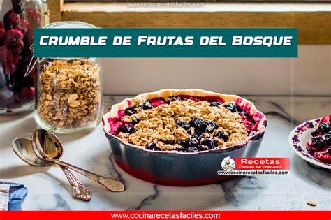 Crumble de bizcocho con frutas del bosque