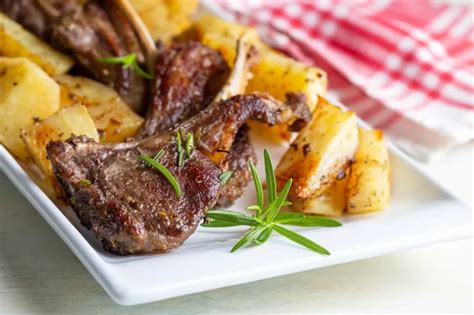 Guarnición de patatas y cebolla para costillas de cordero