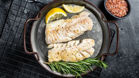 merluza al horno con limón y romero