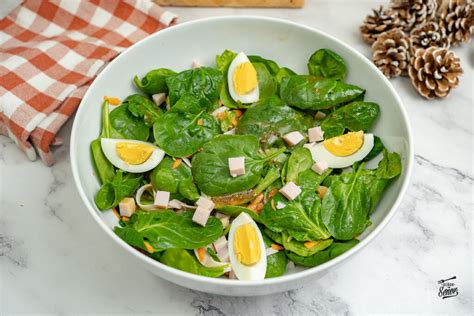 ensalada de espinacas con pescado desmenuzado y tomates cherry
