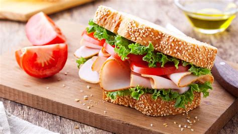 Bocadillo de pechuga de pavo con lechuga y tomate