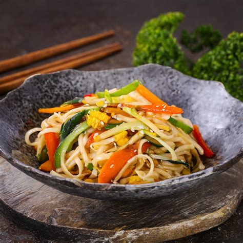 Variedades de fideos asiáticos y verduras frescas