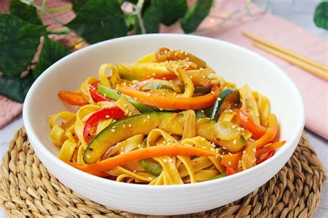 Plato terminado de fideos salteados con verduras frescas