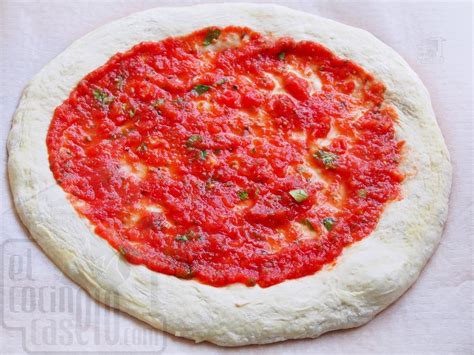 Pizza con salsa de tomate y queso