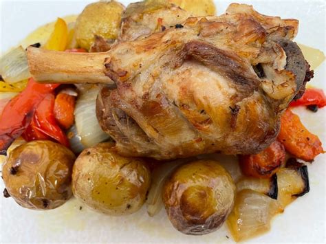 Olla con codillo y verduras cocinándose lentamente