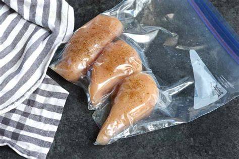 Pechuga de pollo cocinándose al vacío en bolsa ziploc