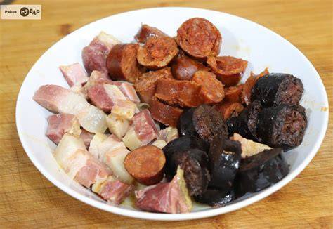 Variedad de ingredientes para compango: chorizo, morcilla y tocino.