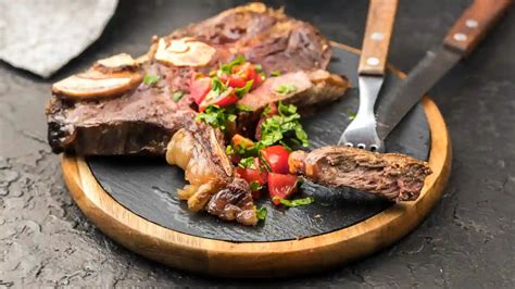 Restaurante sirviendo carne a la piedra
