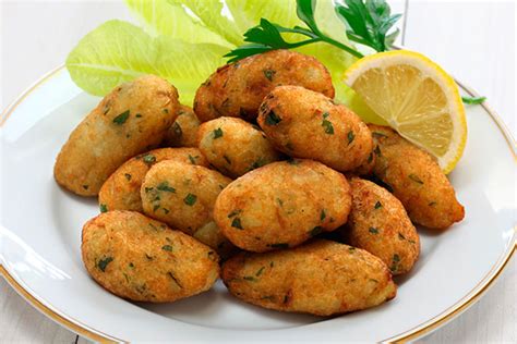 Croquetas de calabacín caseras recién hechas