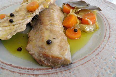 Plato servido de verdel en escabeche con guarnición